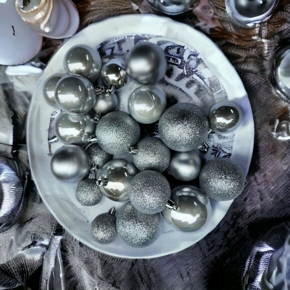 30 Pc Shatterproof Christmas Ornaments Assorted Finish Hanging Balls Choose Col - Picture 6 of 6